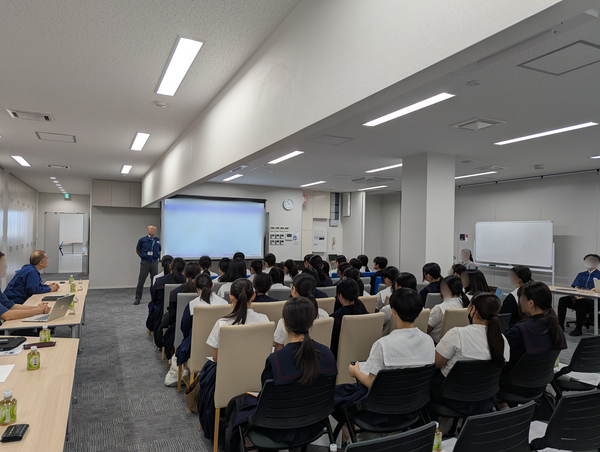 【レポート】西南女学院高等学校2年生が半導体設備装置企業である日本ファインテック株式会社様の工場見学を行いました