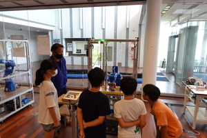 ひびきの小・ひびきの児童クラブ（4-6年生）の皆さんがロボット・DX推進センターを見学しました！（8/10）