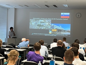 スロベニアのリュブリャナ大学、Yaskawa Europe等のみなさんがロボット・DX推進センターを見学されました（9/14）